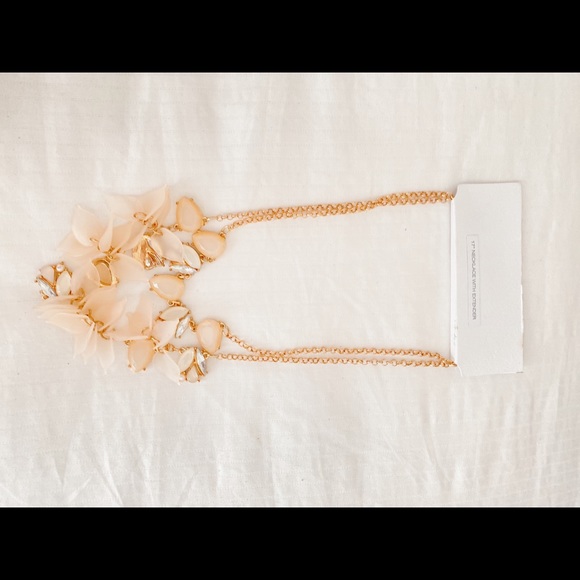 Blush pink statement piece women’s necklace - Picture 5 of 8